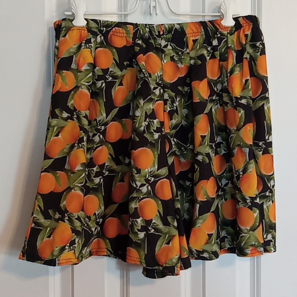 PrettyLittleThing Multicolor Leaf Print Shorts - Picture 1 of 5